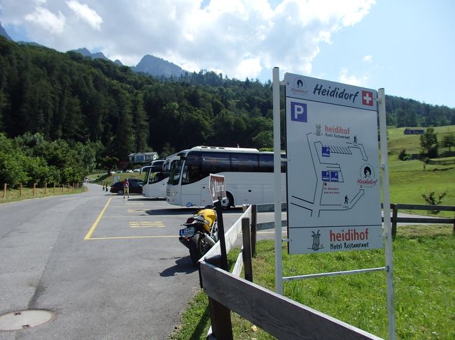 この広い駐車場の奥にほてる・れすとらん・ハイジホフがあります。