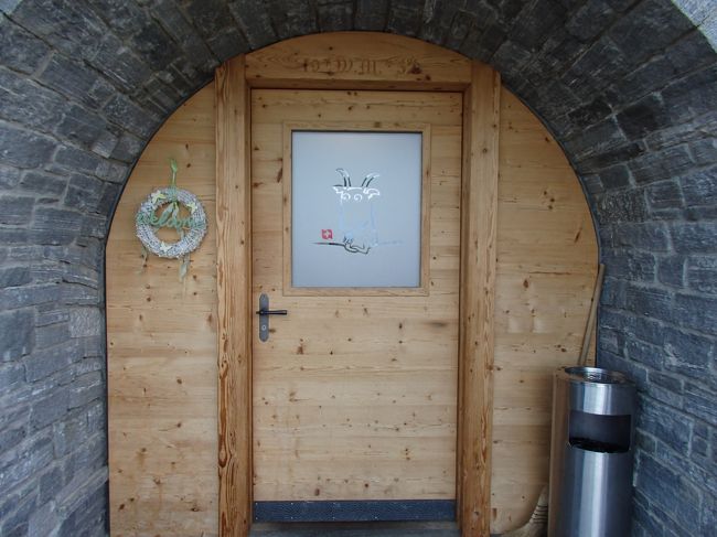 このドアの中にレストランとホテルがありますが・・・