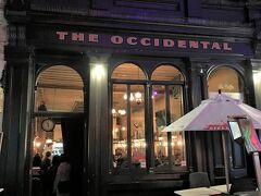 夕食はガイドブックにも良く紹介されているTHE OCCIDENTALへ。

18時前でしたがほぼ満席です。かろうじて席がありラッキーでした。
予約は10名以上からだそうです。

立ち飲みカウンターもあり、雰囲気は”THE酒場”で子連れでも大丈夫か心配しましたが、歓迎？してくれました。