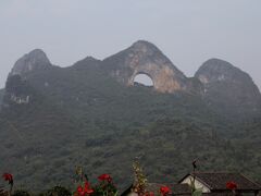 目的地、月亮山を望めるところに到着。
山腹に丸い穴が空いています。