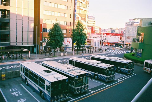 見慣れない色の名古屋市バス…。