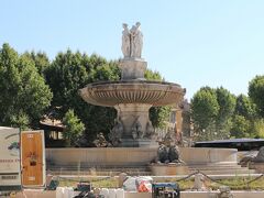 ジェネラル・ド・ゴール広場の「ロトンド大噴水」

1860年に建設された直径32ｍ、高さ12ｍの大きな噴水です。
中心には農業、芸術、正義を象徴する3体の女性像、
そして周囲にはライオン、イルカ、白鳥、子供の彫刻が
飾られています。

とても楽しみにしていたのですが、なんと修復中のため
工事車両や工事用具が散乱していてガッカリ！
