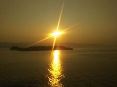 今日もお日様が拝めました。
毎日良い天気でアリガタイ。

もうすぐ、ケルキラ島です。
ギリシャ語でコルキュラ、ラテン語でコルキラ、イタリア語でコルフ島。
船の案内ではコルフ島となっていたが、フォートラに従いケルキラ島で行きます。