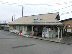 駅舎の建造年は不詳ですが、なかなか立派な造りです。
屋根の部分が大きいです。
ちなみに新田駅はくりこま高原駅の運賃基準の駅となっております。
最近までは石越駅と思い込んでいた私。