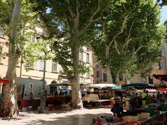 「リシュルム広場」(Place Richelme)

毎日開かれる朝市には、野菜や果物、ハムやチーズ、
蜂蜜やオリーブ、パンなどが並ぶそうで絶対に楽しそう♪