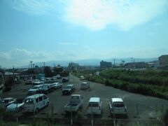 鹿児島本線を北東へ向かいます。
窓から差し込む日差しが暑い！