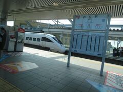 折尾駅。９時３２分着。
博多行き特急ソニックが白いかもめの編成で停車していました。