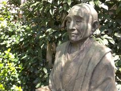 北斎が没したのは浅草で、蔵前北西の元浅草には北斎の墓所があります。
墓所は誓教寺の境内にあり、石碑や胴像などもそこに立っています。
