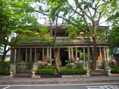 洒落乙な建物が続きます。こちらが山手234番館。
1927年に建設された外国人向け共同住宅で、横浜市現存する数少ない遺構の1つとの事。2階で展示・会議などを開催できるみたいです。
