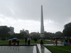 　市庁舎の南側に広がるマハバンドゥーラ公園はヤンゴンの人たちの憩いの場です。雨にもかかわらずたくさんの人が集まっていました。しかし、ちょうど私が通りかかったころに雨足が強くなり豪雨のようになりました。避難する場所もなく傘をさしてしばらくじっとしているしかありません。すぐに雨が弱くなってので再び歩き始めることにしました。