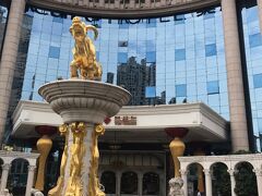 この派手な像があるところが、今回の宿泊先(笑)。本当はこの部分は噴水なんじゃないかと思うけど、この週末は水は入っていなかった。これだけの派手さだが実はホテルのエントランスはこの正面じゃないのがポイント(笑)。