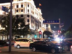 外灘のライトアップは、色が統一されていて地味派手。
いわば、アップタウンと言う感じのエリア。