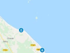 レダン島へ行く船には二種類あって

Merang Jetty（メラン）から出るスピードボート
https://www.merangjetty.com/

Shahbandar Jetty（シャンバダー）から出るフェリー
（公式HPが見当たらない）

地図上部にあるメラン港、空港から少し遠いですが
スピードボートなので30分程でレダン島へ着きました。
シャンバダー港は空港からタクシーで15分程だそうですが
ゆっくりとしたフェリーで島まで75分かかるようです。

料金はどちらも片道50リンギット程度
タクシーと船の移動時間、合計はあまり変わらないので
飛行機の到着時間に合った方の船を選べば良いかと思います。

ただし船に弱い方は揺れの少ないフェリーをオススメします。
詳しくは後述しますが私はメラン港から行きました。

各ホテルが提携している船もメラン港から出港します。

この時の時刻表によると
行きは8:00、9:30、10:30、13:00、15:00
帰りは9:00、11:00、13:00、16:00

メラン港からは他の島へ渡るボートも出ているので、クアラトレンガヌに宿泊して日帰りでいくつかの島を楽しむのも良さそう。
ボート会社がシュノーケリングやアイランドポッピングツアーも行っているようで気になったのですが、残念ながらメラン港付近には素敵なホテルはなさそうでした。