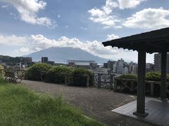 階段を登りきると南洲公園があり

桜島を眺められます