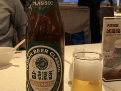 無事台北駅に到着し、夕食は新光三越内にあるレストランに行きました。
流石に疲れていますし、落ち着いたところで食べたかったということで。
まずは台湾ビールで乾杯！