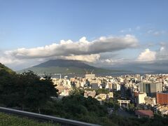 夜は城山ホテル鹿児島(旧 城山観光ホテル)

に夕食に出かけました

夕方6時前に到着

駐車場前から桜島と市内が一望できます