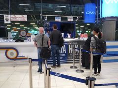 ホアヒン行きのチケットは事前にネットで購入済みです。
当日でも購入できますよ。
空港1階の8番出口の脇にホアヒン行きのチケットカウンターがあるのでそこでバウチャーを見せます。

左側はパタヤ行きのチケットカウンター。

