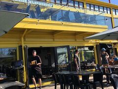 　フェリー乗り場の近くに黄色い建物のブリッジズレストランがあります。