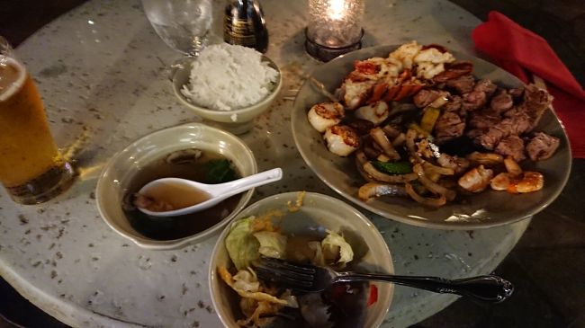 ステーキとエビとライスが来ました(^-^)やっぱり、美味しい(^q^)