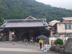 …ということで、本日の宿・雲仙みかどホテルに到着です。

夏休みも終わった平日ど真ん中だというのに、駐車場の車の埋まり具合がすごい。