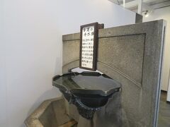 門司港駅のお手洗いには「幸運の手水鉢」と書かれていました。
大正３年建築当時から残る貴重なものだそうです。