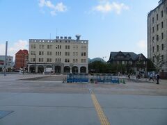 門司港駅舎を出て正面広場へ。
正面の建物は門司郵船（旧日本郵船門司支店）
昭和初期の建造だそうです。
右側の木造建築は旧門司三井倶楽部。