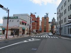 駅を出て左の海の方へ向かいます。