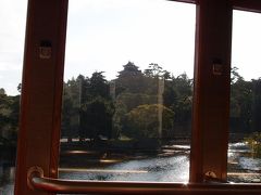 今回の旅行最後の、レイクライン車窓観光を楽しみます。
写真は北堀橋交差点近くから撮影した松江城。
バスの雰囲気とお城に橋。一緒に撮影したかったのですが、逆光で宇賀橋が少々見づらくなりました。