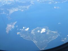 中国国際航空　CA726　関空－杭州
中央　豊島　
その左　井島　2011年に発生した大規模火災で、島のほとんどが焼失し、今も、無残なはげ山をさらしている。