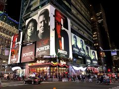 深夜のタイムズスクエアへ。相変わらず屋外広告がでかい。7年前は全部バットマンだったなー。