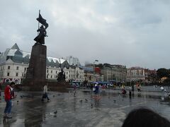 中央広場です。革命戦士の像が建っています。