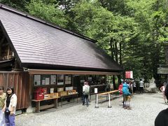 橋を渡ったところに明神池があります。
そこにりっぱな神社、穂高神社　奥宮がありました。

穂高神社は穂高町に本宮があります。
さらに、穂高連峰の最高峰・奥穂高岳（３１９０ｍ）山頂に嶺宮があるそうです！

あー、御朱印帳もって来れば良かった。

穂高神社　上高地明神池　奥宮