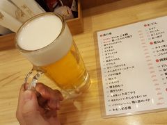 　魚介料理屋・磯貝がやってる立ち飲み屋で、平日昼間は生中200円、ハイボール180円という激安価格でサービスしています。西鉄の特急電車は30分毎なので、待ち時間がある時に立ち寄るにはオススメです。
　母校の音楽をYouTubeでガンガンかけている外国人の店員さんから生を受け取り、キューっと飲み干せば、数時間の休日は終わりました。

