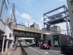 　久留米から西鉄電車に乗り、平尾駅で下車。駅出口の前の道路が、かつて国鉄筑肥線が走っていた線路の跡です。現在の地下鉄空港線とはまったく異なり、市街地の南側を迂回するルートを走っていました。
　せっかく西鉄と交差していながら、国鉄側に駅はなかったとか。もっとも今とて、何ヶ所もある西鉄とＪＲの交差地点に駅はありませんが。
