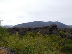 クヴェルフィヤットル(Hverfjall)～噴火口の山が見えます。