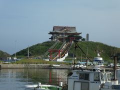 歩いていると蕪島が見えてきました。
蕪嶋神社は、現在工事中。
震災の影響かと思ったら、平成27年に火災により社殿並びにご神宝、祭器具などすべてが燃えてしまったようです。
そのため階段を上がってのお参りはできません。