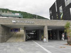 ヴォス駅。現代的な建物ですね。