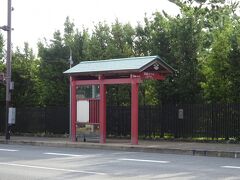 1時間半のバスの旅を楽しんで、奈良ホテル着。こんなバス停で降ろされました。確かに奈良ホテルという名前のバス停名ですが、ホテルはどこ？　バス停の後ろはどうやら公園のよう。でもって、道の向かいにはお土産物屋さん。

どっちに行ったらいいのぉ？？