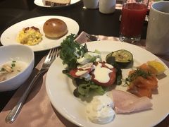 今日も美味しい朝ごはんでスタート。
コンラッドの朝食ビュッフェは種類豊富でついつい食べすぎてしまう。
今日はバンコクから70km程離れたメークロン市場とアムパワー水上市場まで列車を乗り継いで自力で行ってみます。