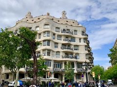 やって来たのは、ガウディ建築で有名な『カサ・ミラ』
地元では、La Pedrera（石切場）と呼ばれていました。
