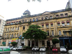 こちらの古い建物は、"Yangon Lokanat Building"です。現在は"Lokanat Galleries” が入っています。建築されてからすでに100年以上経過してかなり傷みが目立ってきています。