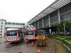 　私の乗ったバスは特に渋滞に巻き込まれることもなく14：00ちょうどに空港に到着しました。少し早いですが、早いに越したことはありませんし、昨日のマンダレー空港で6時間待ったことに比べれば大したことはありません。買い物でもして時間をつぶすことにします。