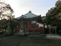 山頂には、三浦半島霊場の一番札所「龍塚山持経寺武山不動院」があります。
参拝していきましょう。
