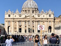 10分程でサンピエトロ広場に到着。

本日は祝日で美術館内部は閉館とか知ってたので先ずはローマ方面に。