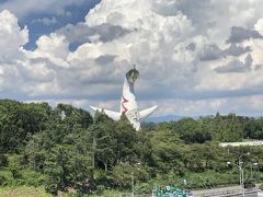 太陽の塔の顔がチラリと見える