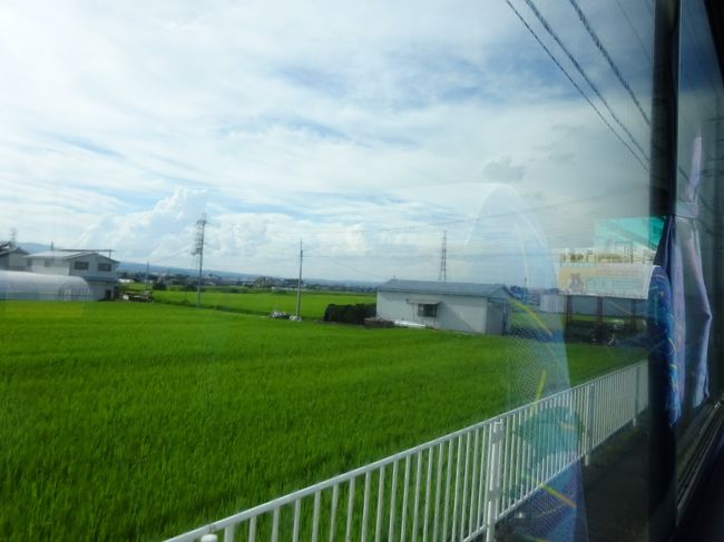 地方の町や田園地帯を抜けてバスは走ります。乗客は8名くらい。ゆったりのんびり。今年も豊作かなぁ♪