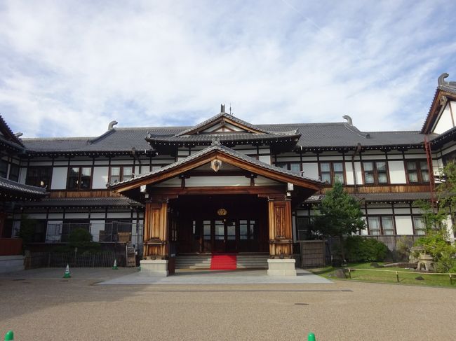 玄関正面に到着。…えっ　これが奈良ホテル！?　迂闊にも、ここまで和風とは知らなかった…　<br /><br />奈良ホテルは明治42年（1909年）、関西の迎賓館として、鉄道省の肝いりで採算度外視で建てられたのだそうです。なんでも、日露戦争に勝利して以来、極東にもそんな文明国があったのかと、西欧から多くの人が訪れるようになり、西欧人に快適に過ごしてもらえるホテルが必要になって、急遽作られたのだとか。桃山御殿風檜造りですって。<br /><br />設計はあの辰野金吾！<br /><br />　　えっ！うそ～！ほんと？？赤いレンガと白い漆喰で有名な辰野金吾が?　<br />　　あの東京ステーションホテルを建てた辰野金吾が?<br /><br />これにはある逸話があって、実は、彼より先に奈良にホテルを建てた某氏のものがあまりにも西洋風だったため、奈良の人達の総スカンを食ってしまい、また新たにもう一つ作ることになったのですって。事業主は”都ホテル”。白羽の矢を立てられた辰野は、「そんならお寺風に作っちゃえ、それなら奈良の人にも文句はなかろう！」と思ったとか・・・<br /><br />　　いやいや、堂々たる佇まいですね！お見事！！<br /><br />後に、事業主体＆経営は鉄道省に移ったそうです。<br />
