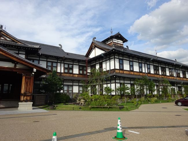 右手は本館の続き。もちろん、本館を予約！本館でなきゃね　V(^^♪<br /><br />今回泊った部屋は、この本館の右の端の方の3階です。3階というか、実際は2階だったような…　斜面に建っているのでそうなってるんでしょうね。<br /><br />