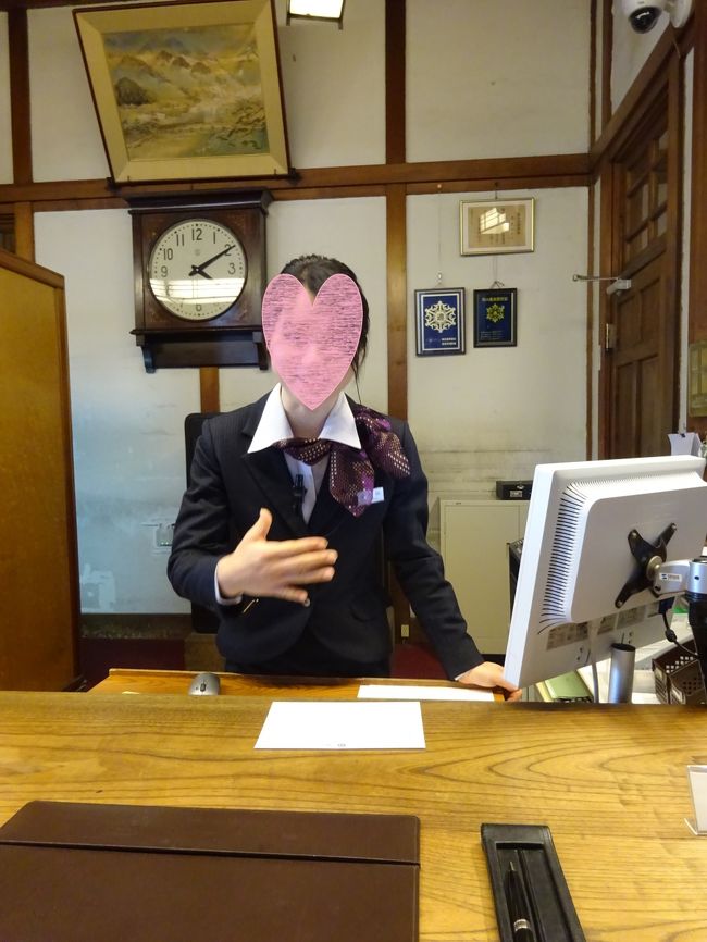 玄関ドアを開けてもらって中に入ると、フロントのスタッフがお出迎え。屋内も時代が感じられて風情があります。スタッフの皆さんはとても上品且つフレンドリー♪
