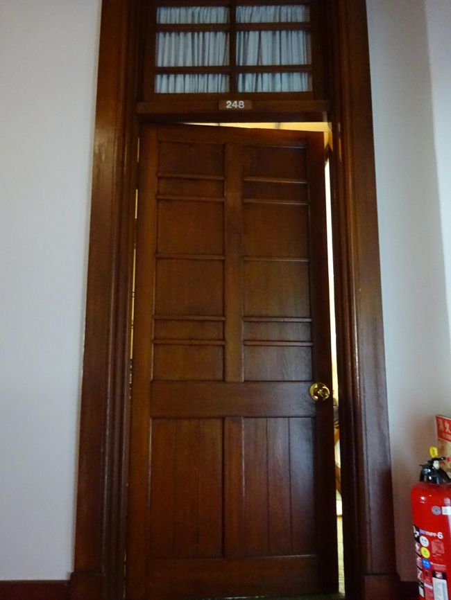 本日の私のお部屋は248号室。